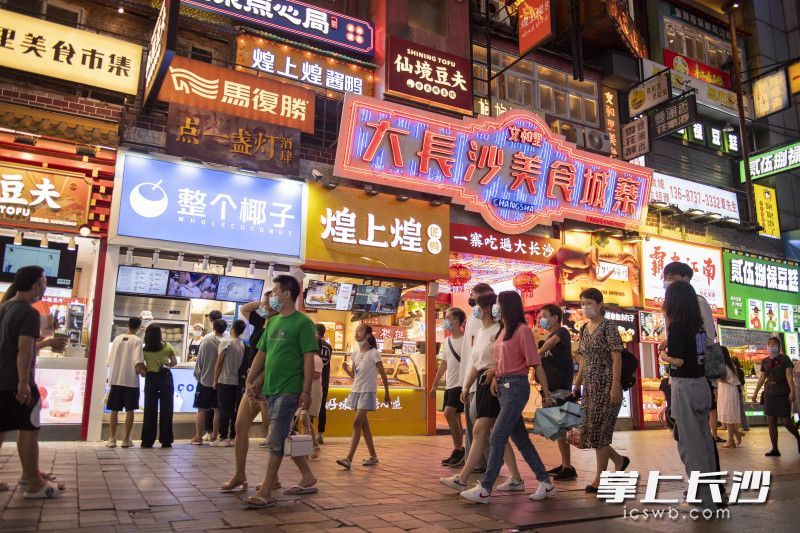 市民、游客佩戴口罩在黄兴路步行街游玩。