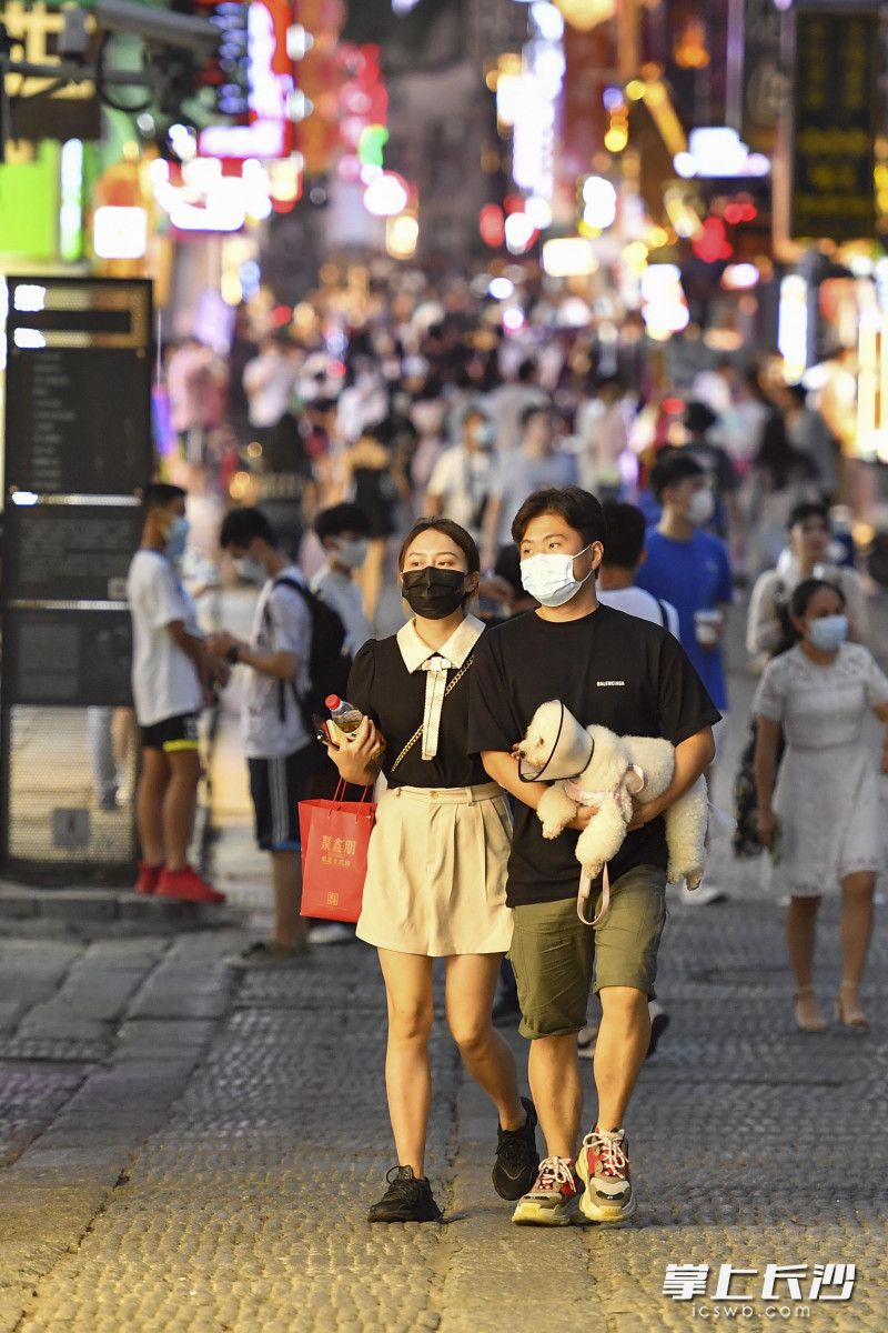 市民、游客佩戴口罩在太平老街游玩。