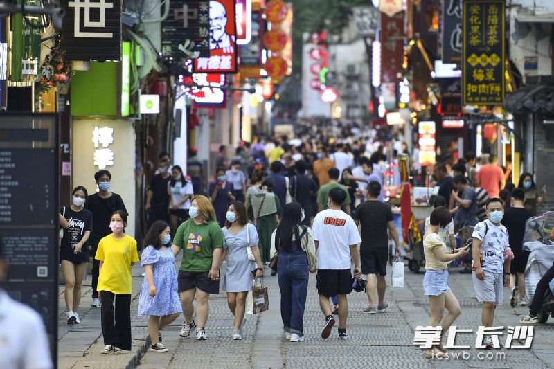 市民、游客佩戴口罩在太平老街游玩。