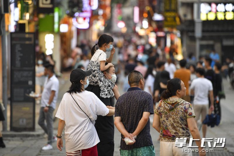 市民、游客佩戴口罩在太平老街游玩。
