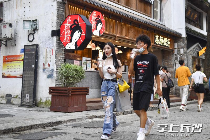市民、游客佩戴口罩在太平老街游玩。