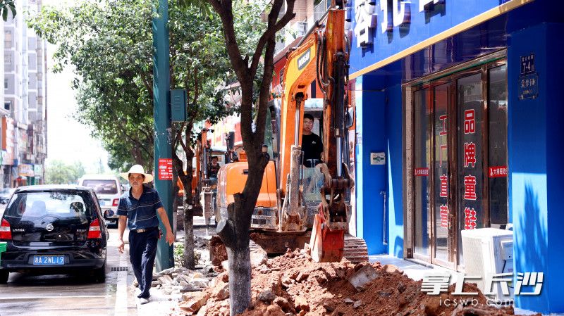 长沙县对雷公岭路、卫星路、特立路、东八路进行提质改造，星沙主城区主次干道将全部实现“白改黑”。 均为长沙晚报通讯员 盛磊 摄