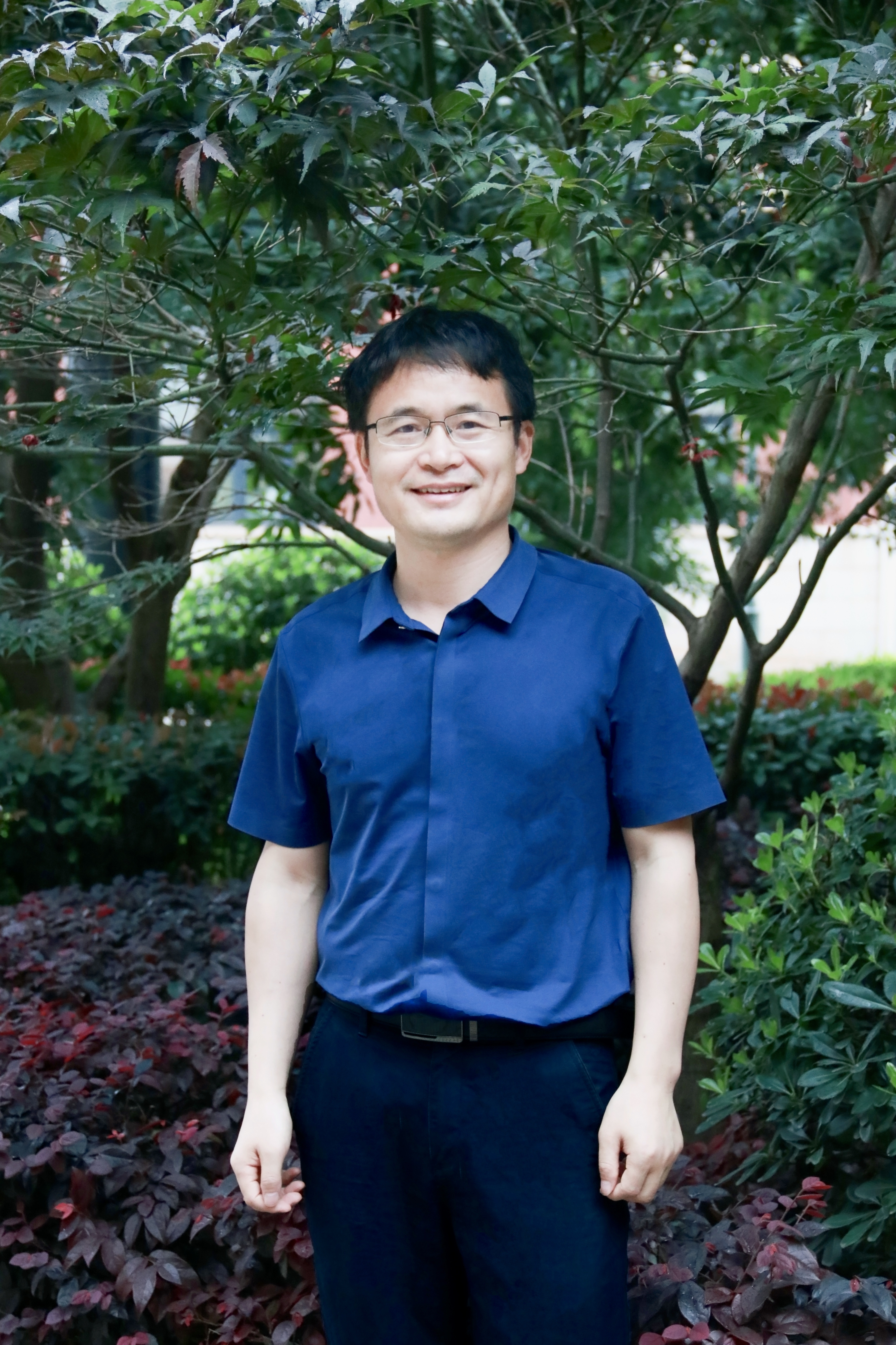 王良，长沙市怡雅中学党总支书记、校长，湖南省特级教师。