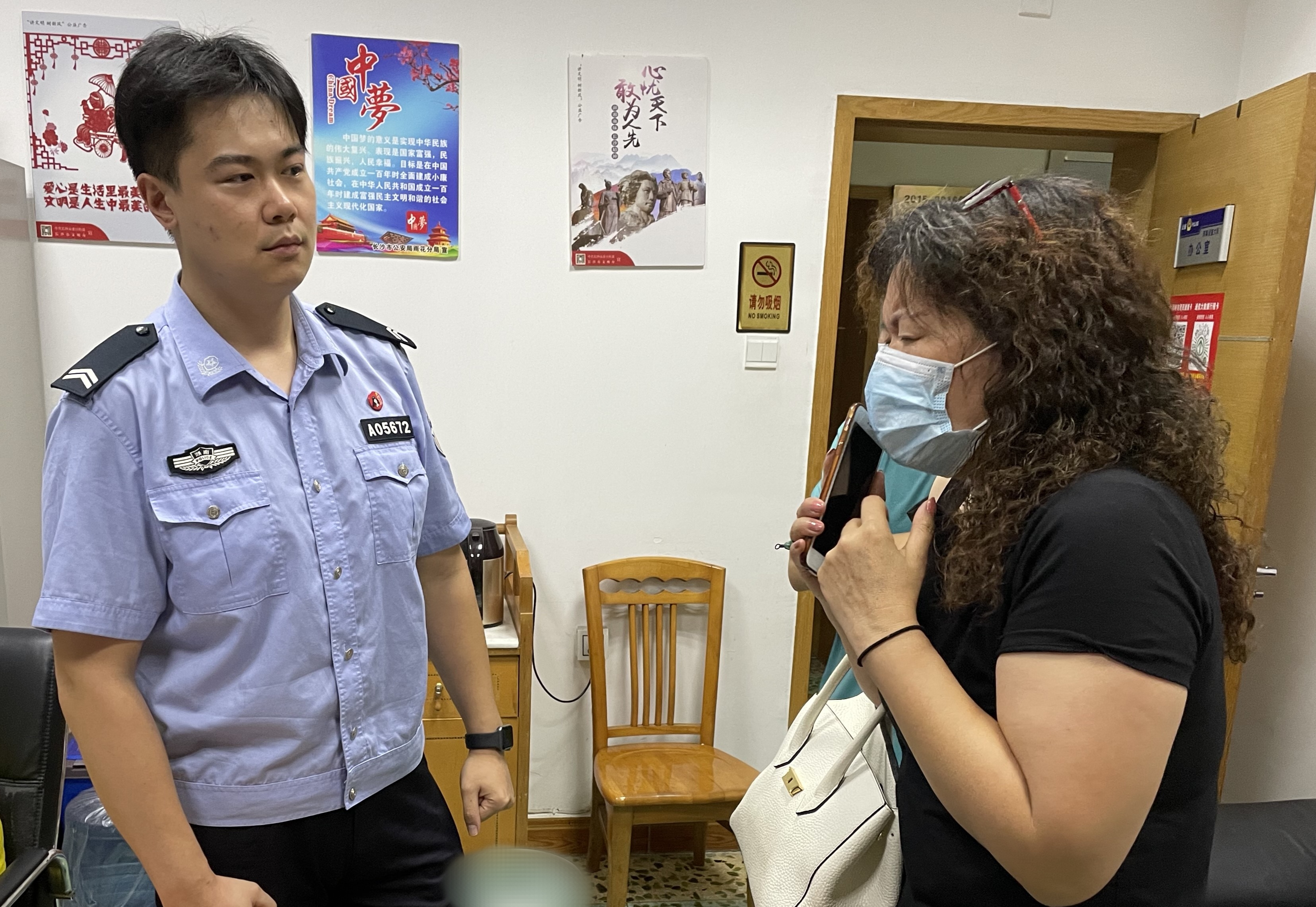 辅警王泽仁劝阻市民向骗子汇款。长沙晚报通讯员 刘杰 供图