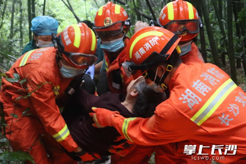 消防指战员将被困女子从山上成功救出。均为长沙晚报通讯员 熊方圆 供图