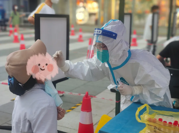 多轮核酸筛查中，多采用混采检测的方法。长沙市疾控中心供图