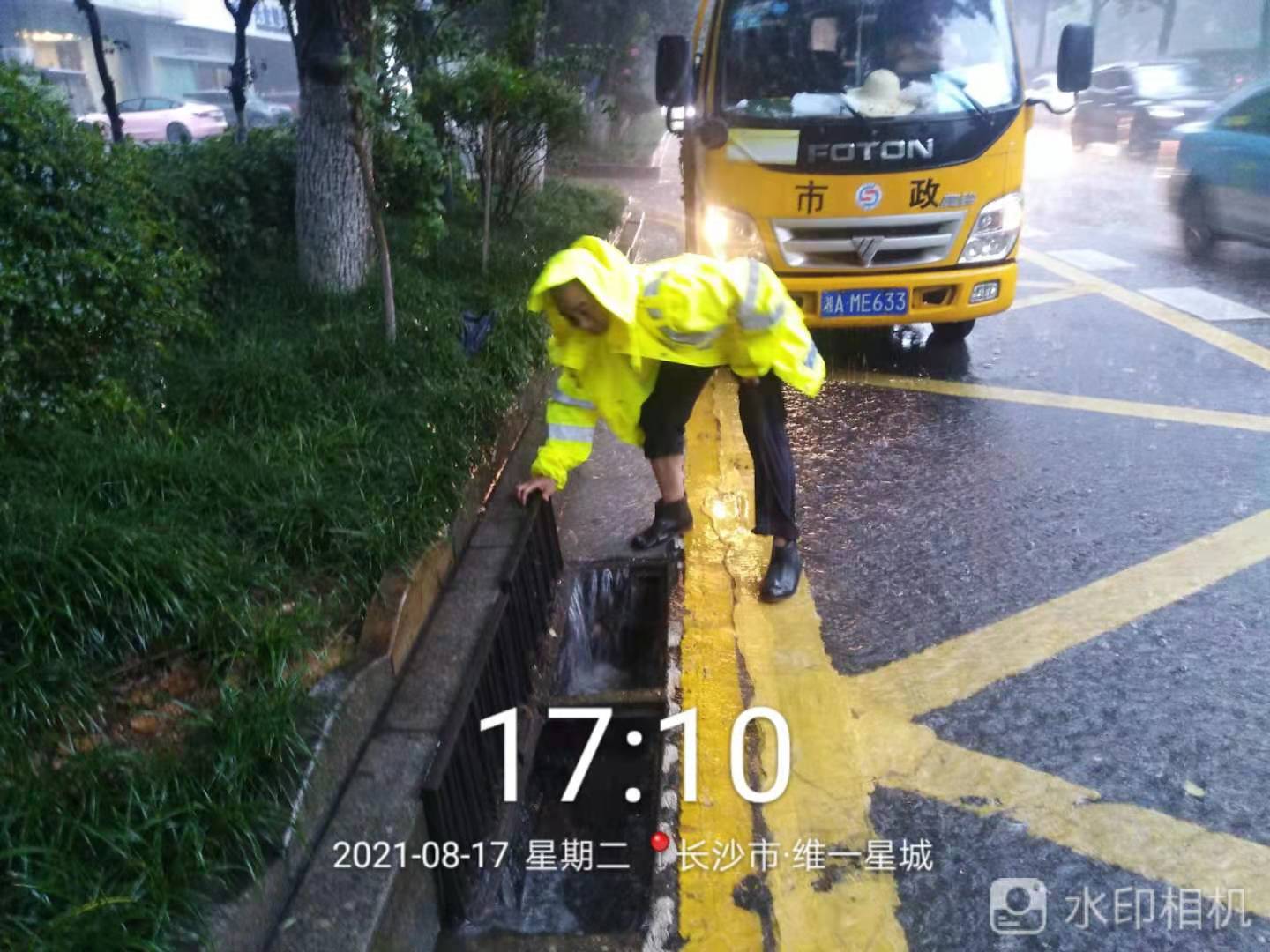 抢险队员正在韶山路维一星城路段揭盖助流。