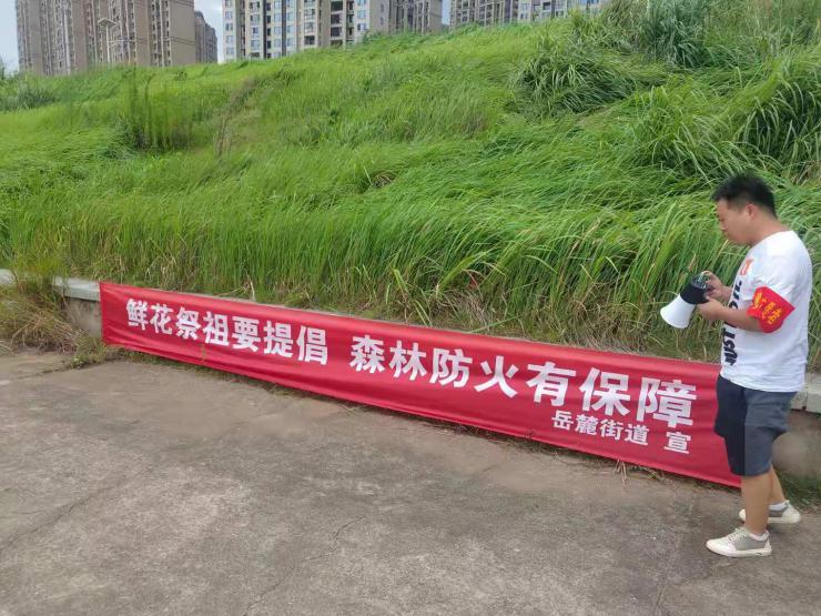 志愿者拿着小喇叭在靳江河沿岸开展宣传。