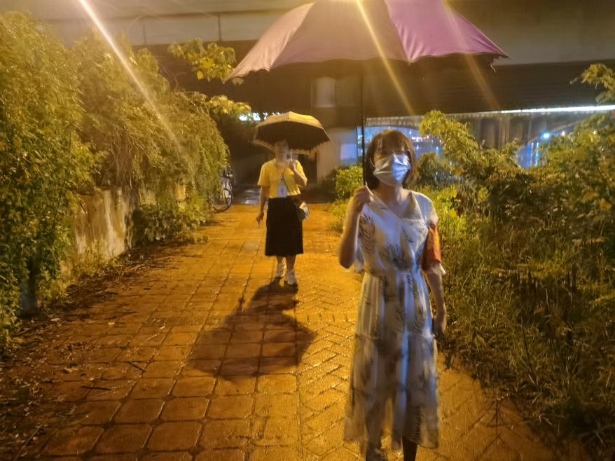 志愿者在夜间巡查。