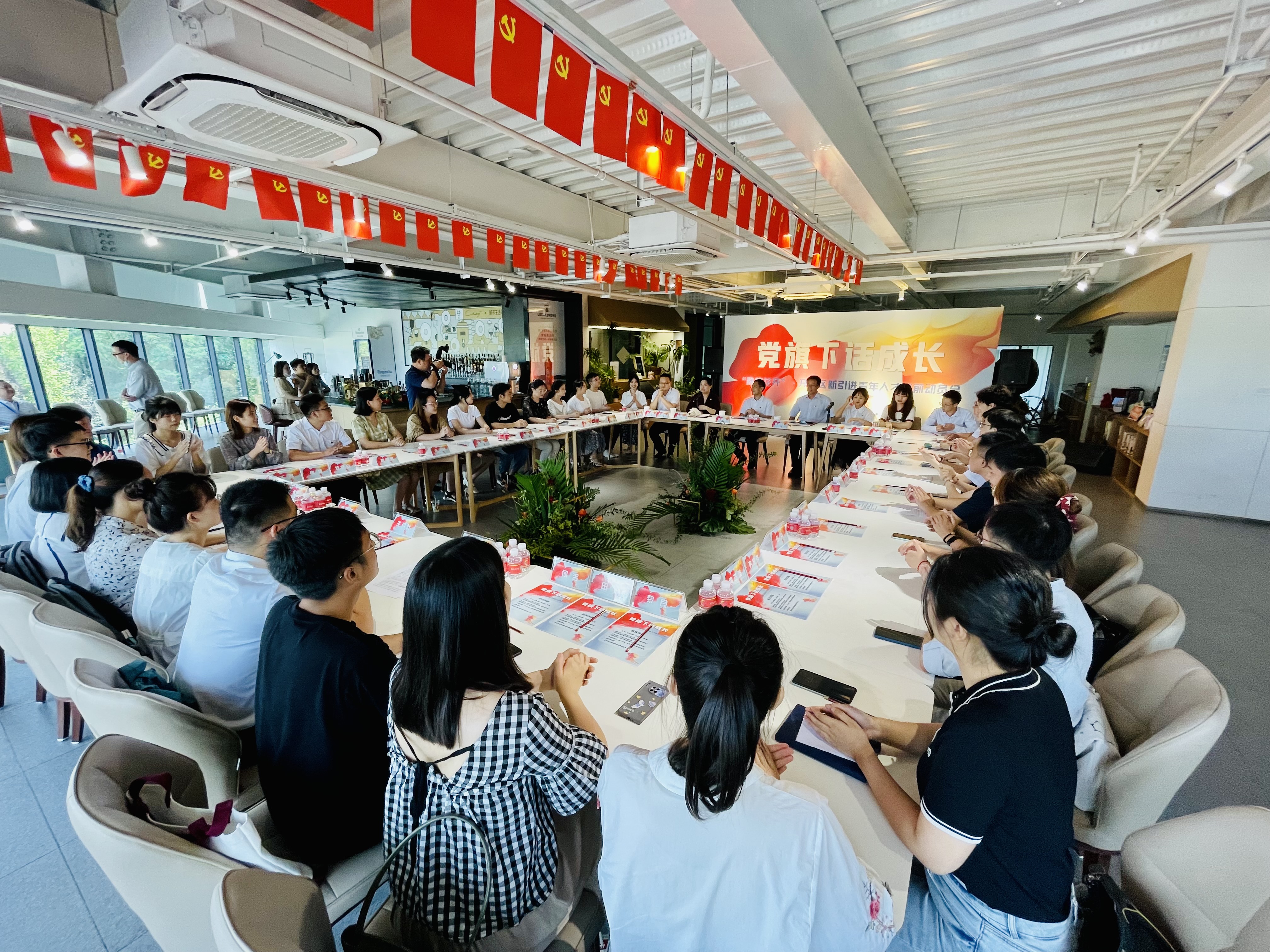 青年人才聚集一堂，在轻松的氛围下上履新第一课。 长沙晚报全媒体记者 李卓 摄