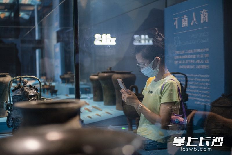 市民佩戴口罩，有序在湖南省博物馆内参观。均为长沙晚报全媒体记者 黄启晴 郭雨滴 摄影报道