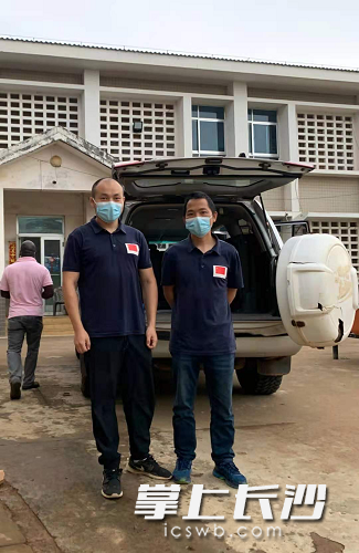 6月22日，湘雅三医院两名队员完成跨国援助后返回塞拉利昂驻地的合影。均由医疗队员提供