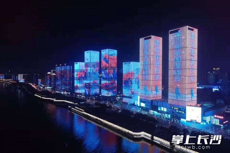 夜幕下，湘江两岸开启“致敬最美医师”主题灯光秀。  长沙晚报全媒体记者 郭雨滴 摄