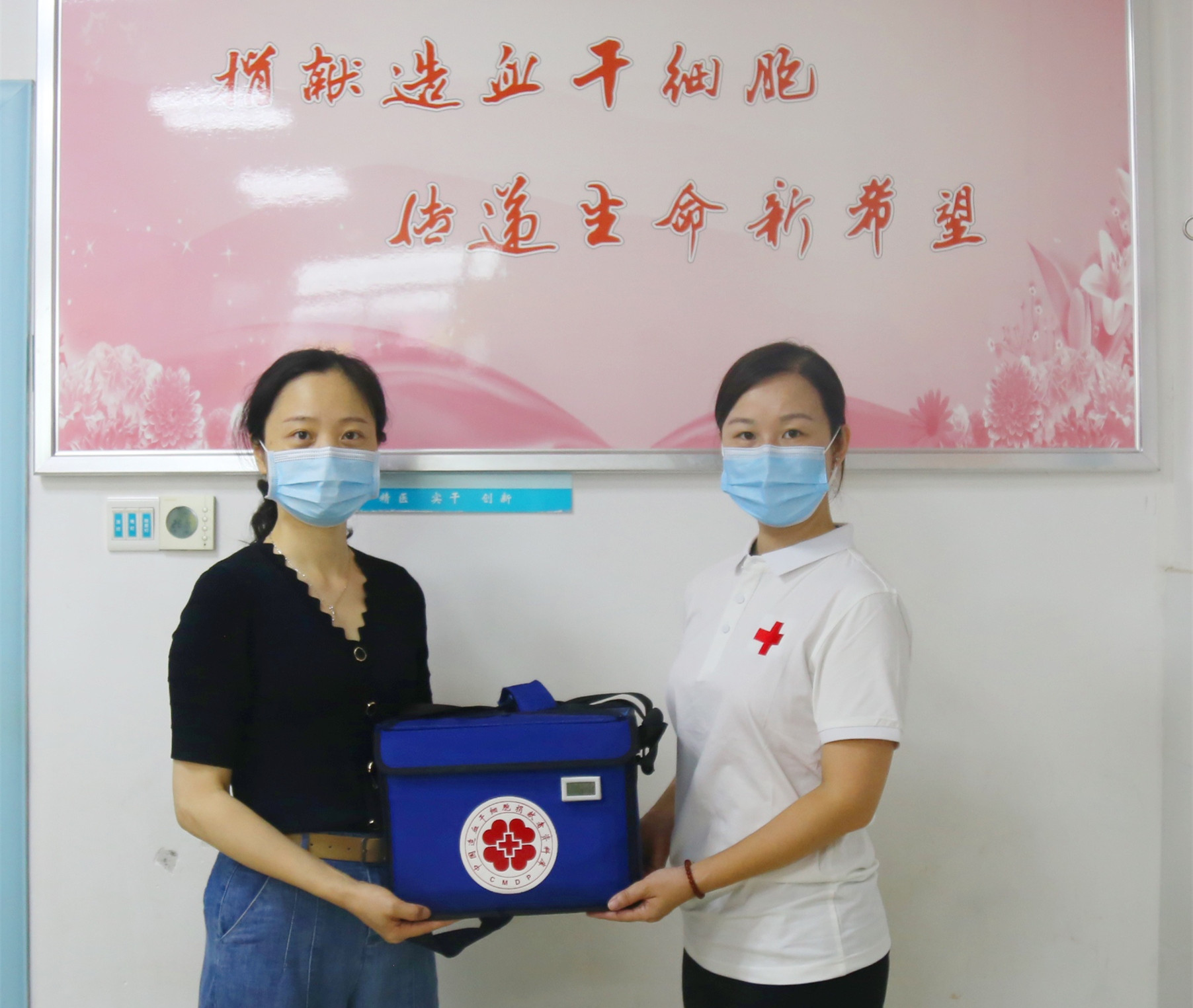湖南省人民医院细胞移植病房负责人刘灿接回“生命的种子”——造血干细胞。均为长沙晚报通讯员 贺俊 田艳艳 供图