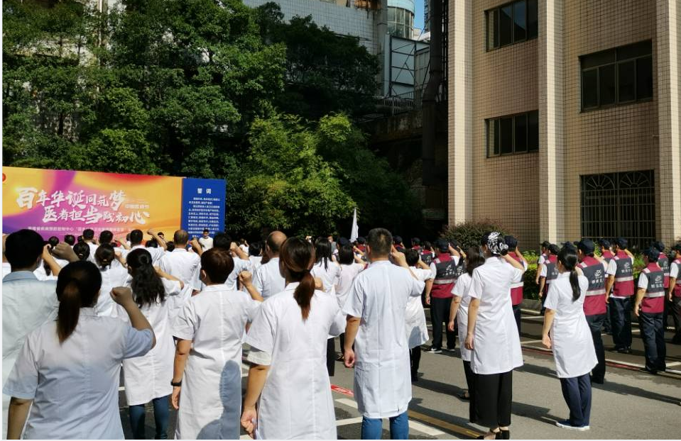 百名公共卫生医师集体宣誓，将为建设健康中国、构建人类卫生健康共同体贡献智慧和力量。均为长沙晚报全媒体记者 杨云龙 摄