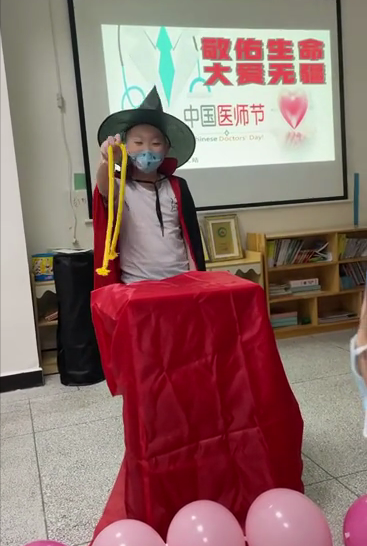 8月19日，湖南省人民医院儿童血液肿瘤科病房里，一场特别的文艺演出正在进行。