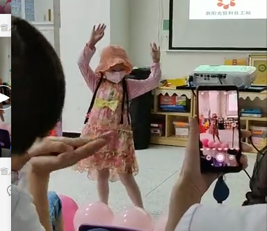 8月19日，湖南省人民医院儿童血液肿瘤科病房里，一场特别的文艺演出正在进行。均为长沙晚报通讯员 周瑾容 供图