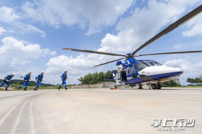 长沙市航空应急救援基地，停机坪上，岳麓蓝天救援队的队员们在进行直升机登机训练。均为长沙晚报全媒体记者 黄启晴 摄