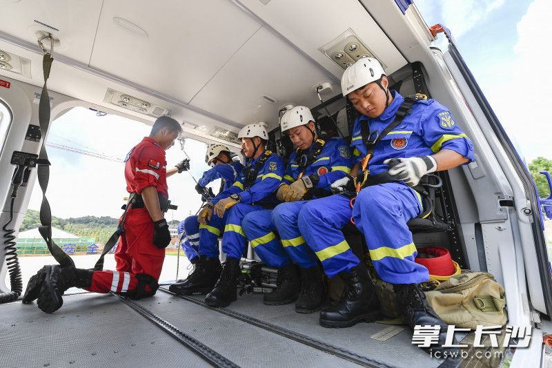 直升机上，队员们每次训练都会认真进行安全检查。
