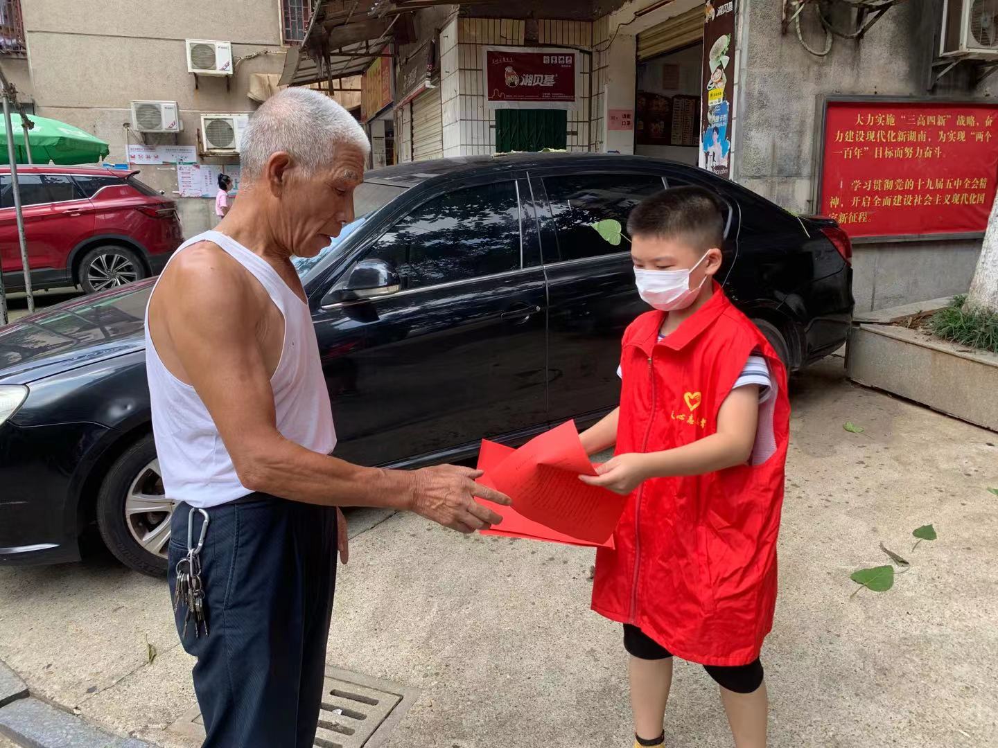 “小小志愿者”向居民群众发放文明祭祀宣传单。长沙晚报通讯员 高珊 供图
