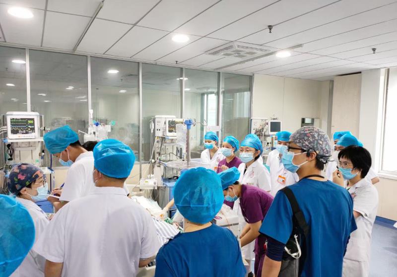 湖南省人民医院急诊医学科主任韩小彤教授指导救治小组对患者进行抢救。均为长沙晚报通讯员 梁辉 田晶晶 供图