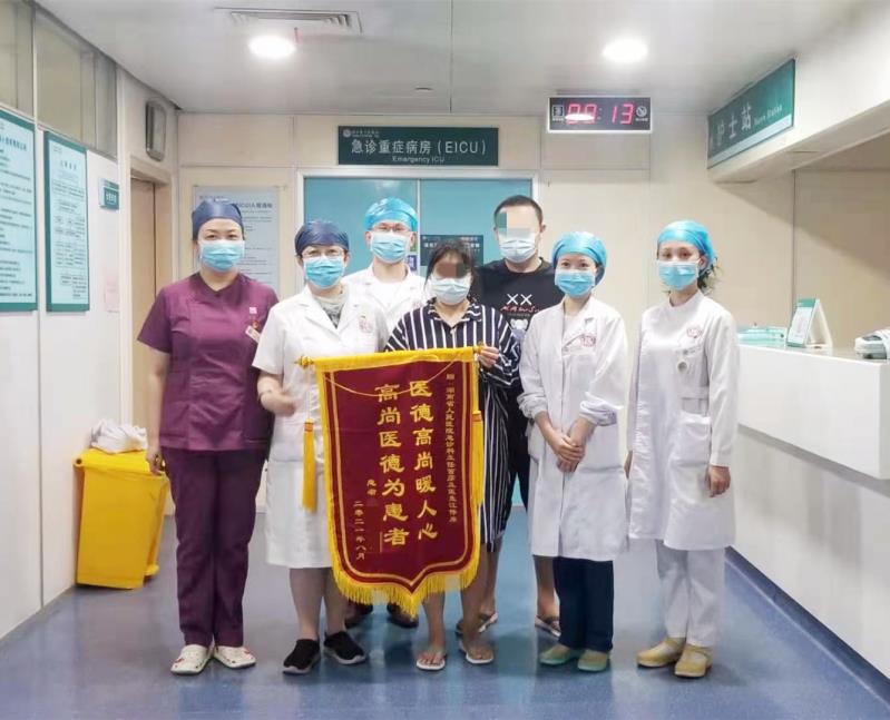 出院前，患者及家属为省人民医院急诊重症团队送上锦旗表达感谢。