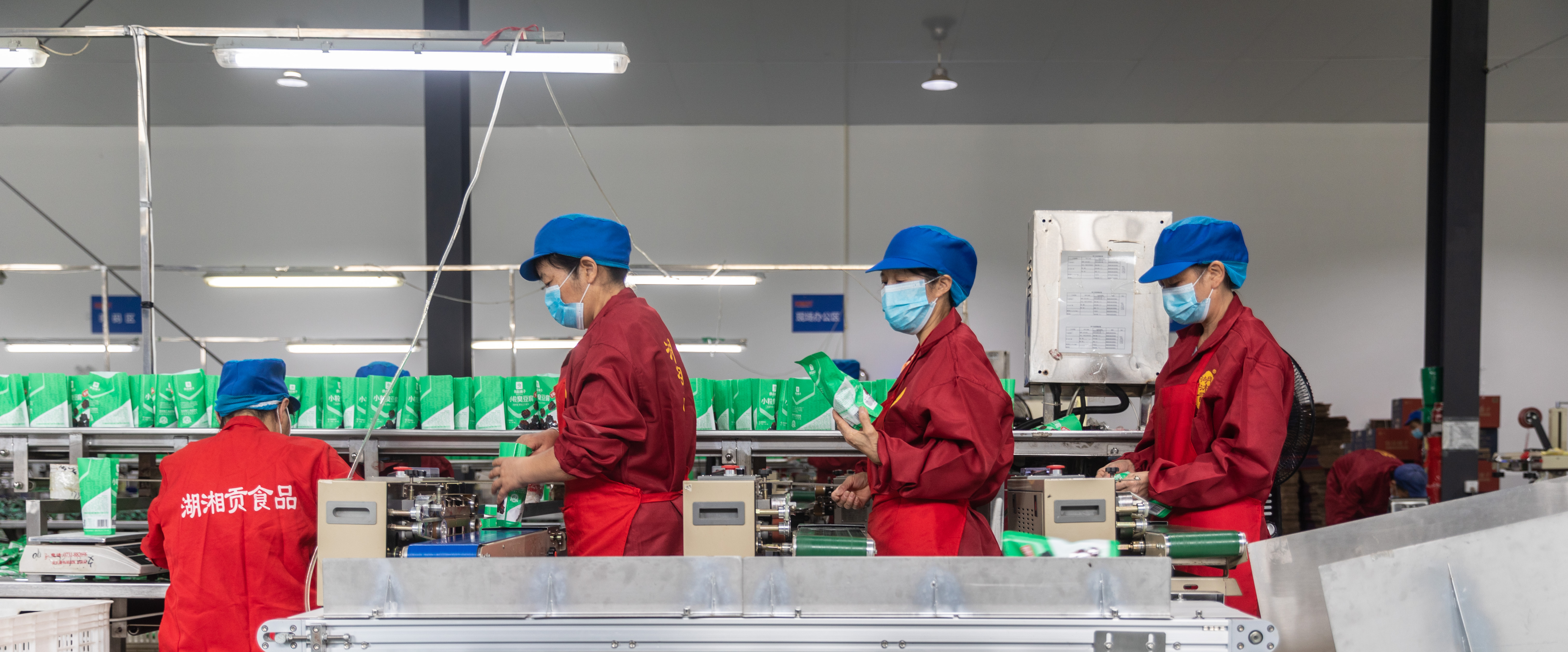 湖南湖湘贡食品有限公司包装车间里，工作人员要对出库商品进行三轮质检。长沙晚报全媒体记者  董阳 摄