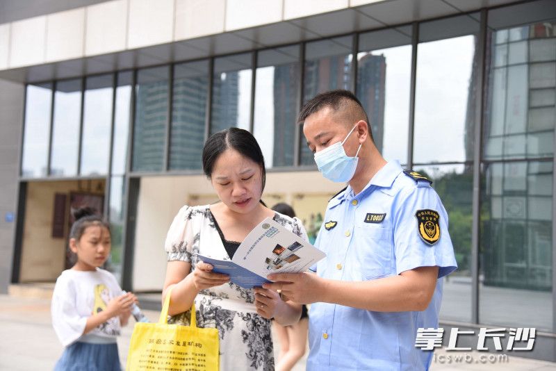 在保利mall广场上，雨花区应急管理局工作人员向市民讲解普查相关常识。