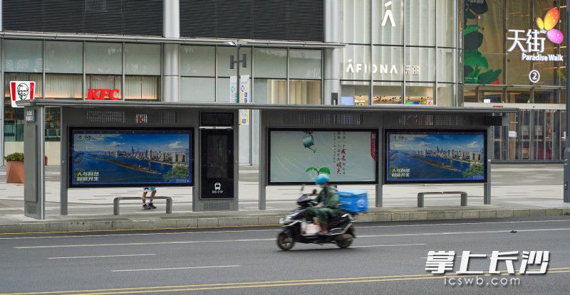 洋湖片区新增设了智慧公交站。 长沙晚报全媒体记者 易亿 摄