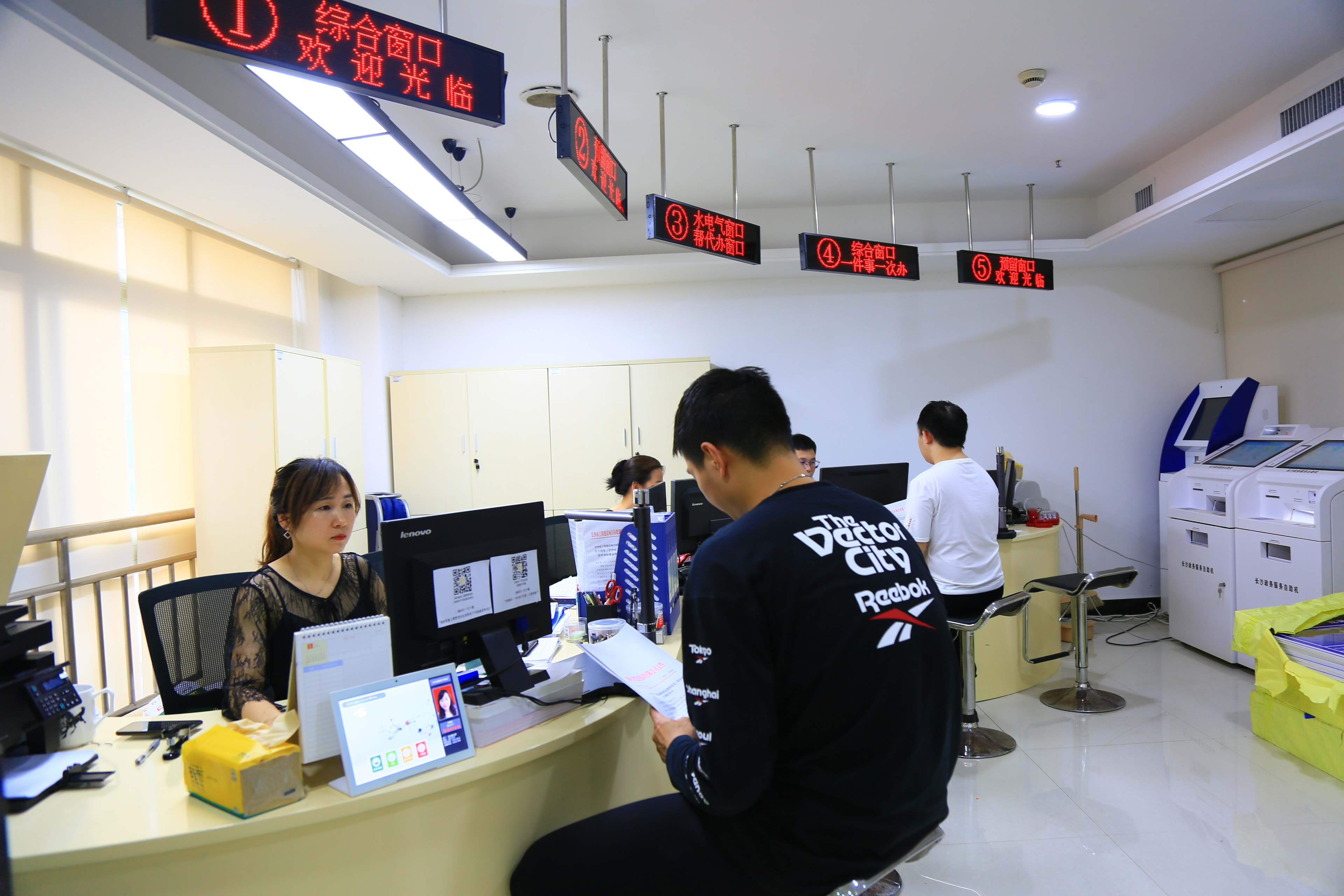 园区企业在政务窗口办理报批业务