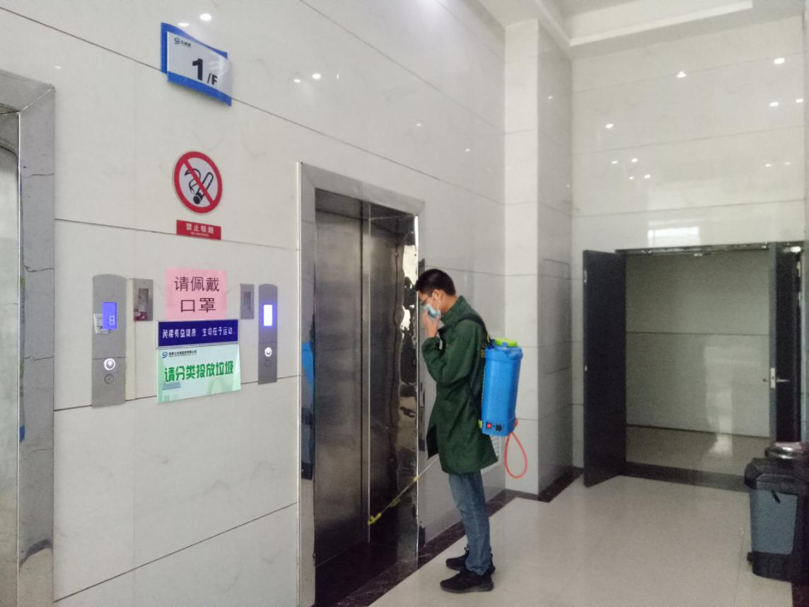 园区企业对公共场所进行防疫消杀