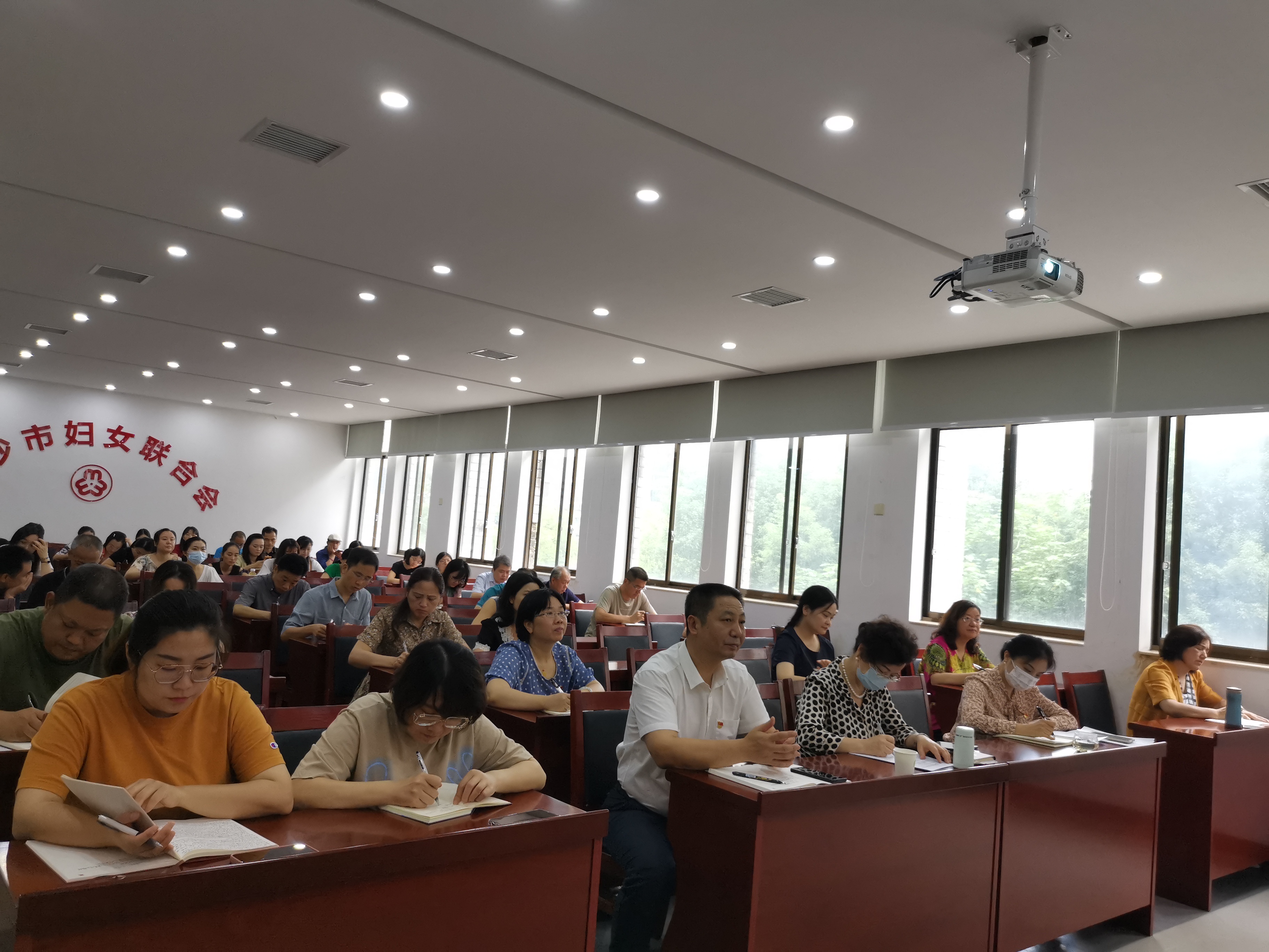 长沙市妇联组织党员干部开展党史学习教育暨中心组第十次（扩大）集中学习。