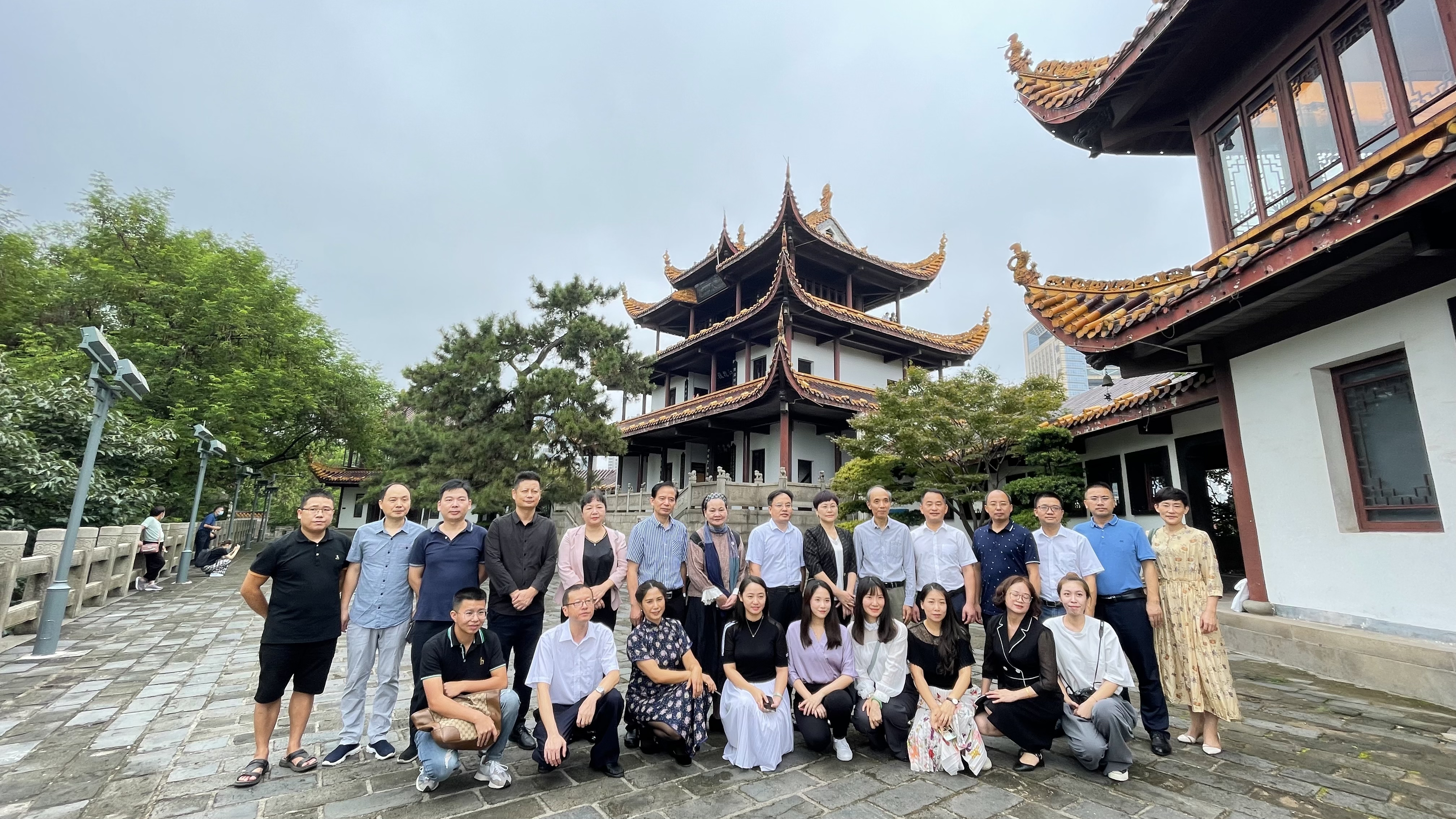 参会人员在天心阁合影。长沙晚报实习生 张馨心 摄