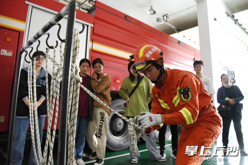 学子们体验消防员灭火救援工作，并学习逃生结绳技巧。均为长沙晚报全媒体记者 刘琦 摄