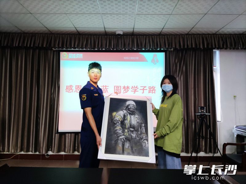 学生小赵将自己亲手绘制的素描《消防员》送给望城消防救援站全体消防指战员。长沙晚报通讯员 杨来富 供图