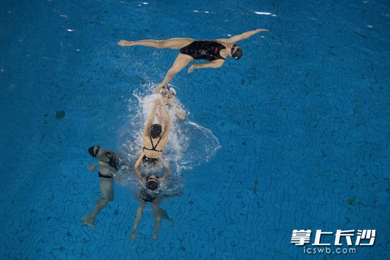 花样游泳是力量、技巧与美的结合。