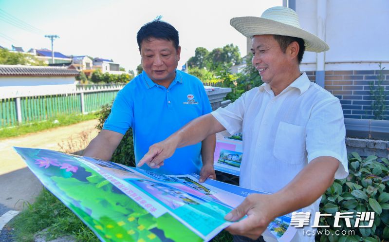 望城区根据本土特色为村民建房免费设计了50套户型图，8月31日，将28套代表乔口文化的湖湘中式特色建筑（乡村）通用设计户型图集送到村民手中，看到设计精美的图纸，准备建房的盘龙岭村村民陈芳清非常激动。图片均为长沙晚报全媒体记者 邹麟 摄