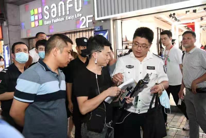 天心区对户外网络直播行为进行规范和整治。通讯员 朱德军 谢长贵 供图