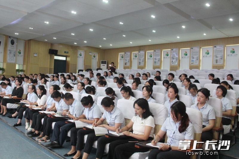 两个多小的校本培训让新竹第二小学老师们受益匪浅，在他们的笔记本上，写满了密密麻麻的笔记。