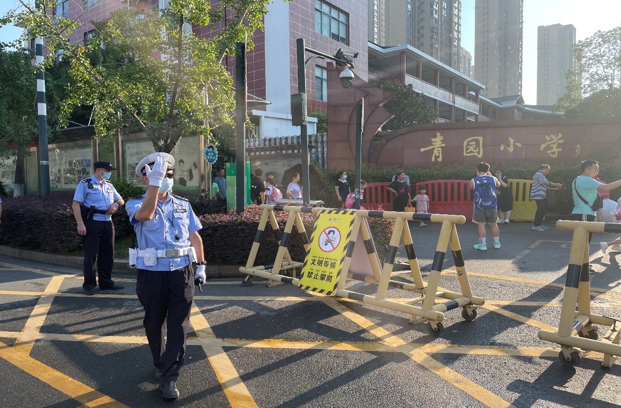 天心交警在校园周边指挥交通。通讯员 向军 供图