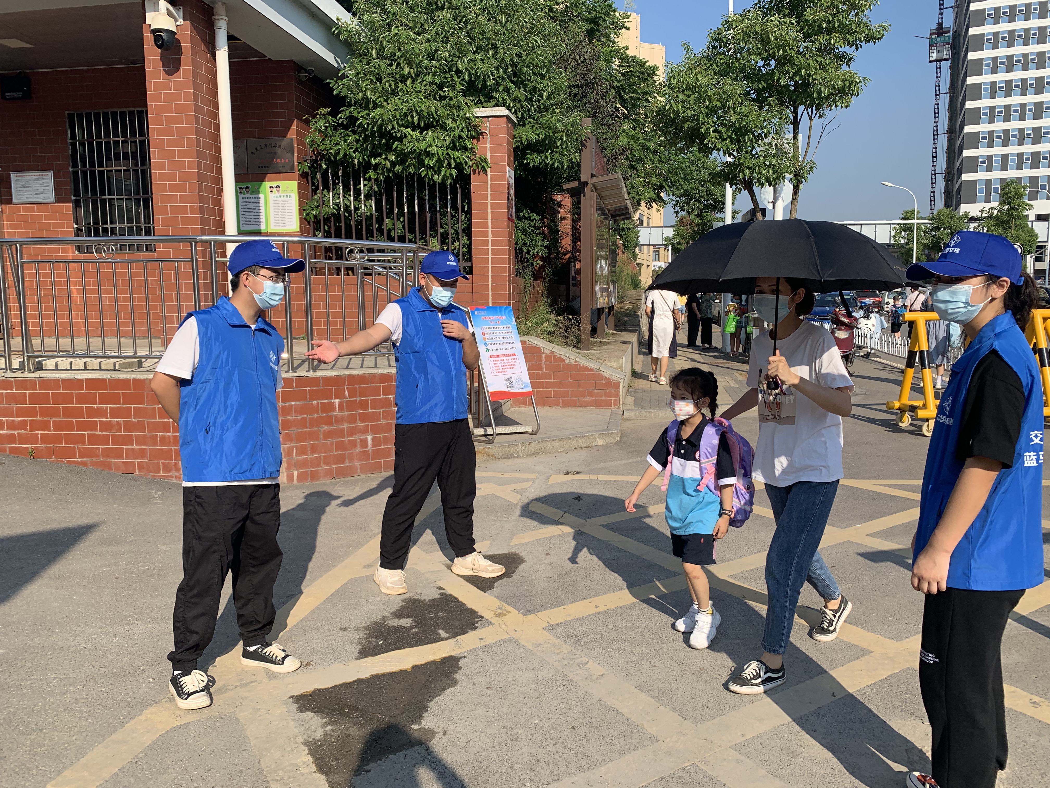 大王山智慧停车场项目的蓝马甲志愿者为潭州实验小学校学生家长安全出行保驾护航。