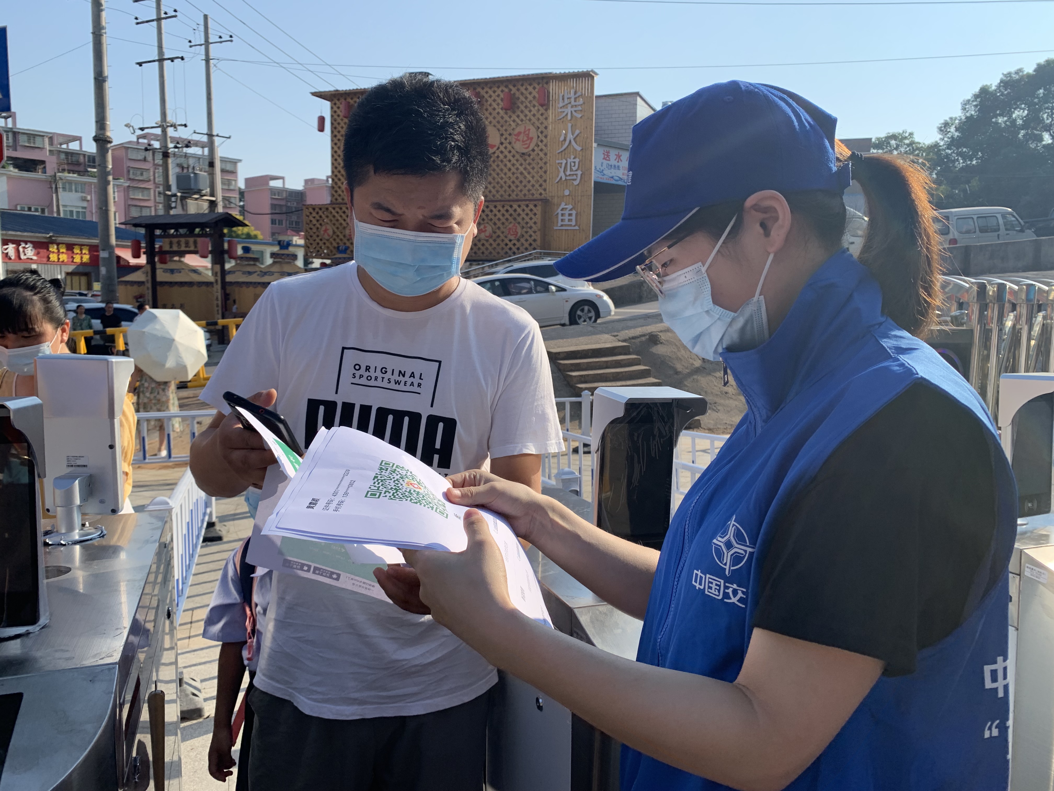 志愿者正查验家长的“双码”“双表”
