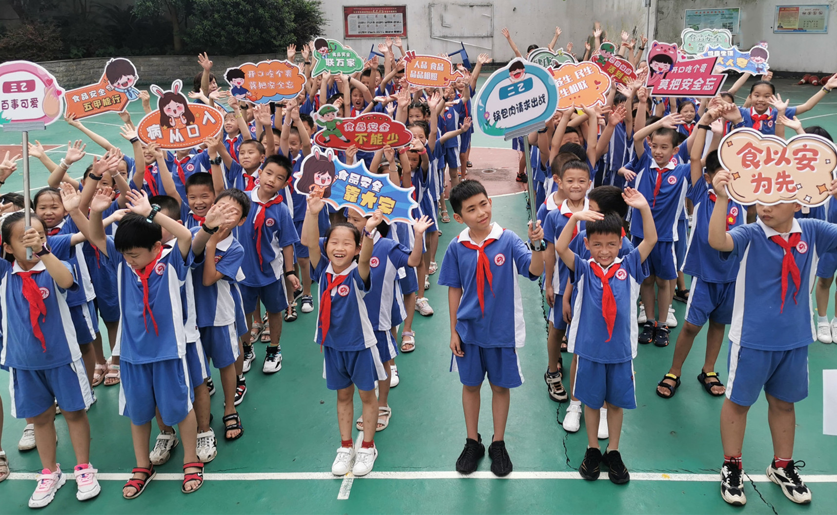 南湖小学开学典礼上，同学们打出了各种以食品安全为主题的标语牌。均为长沙晚报通讯员 黄迎浪 供图