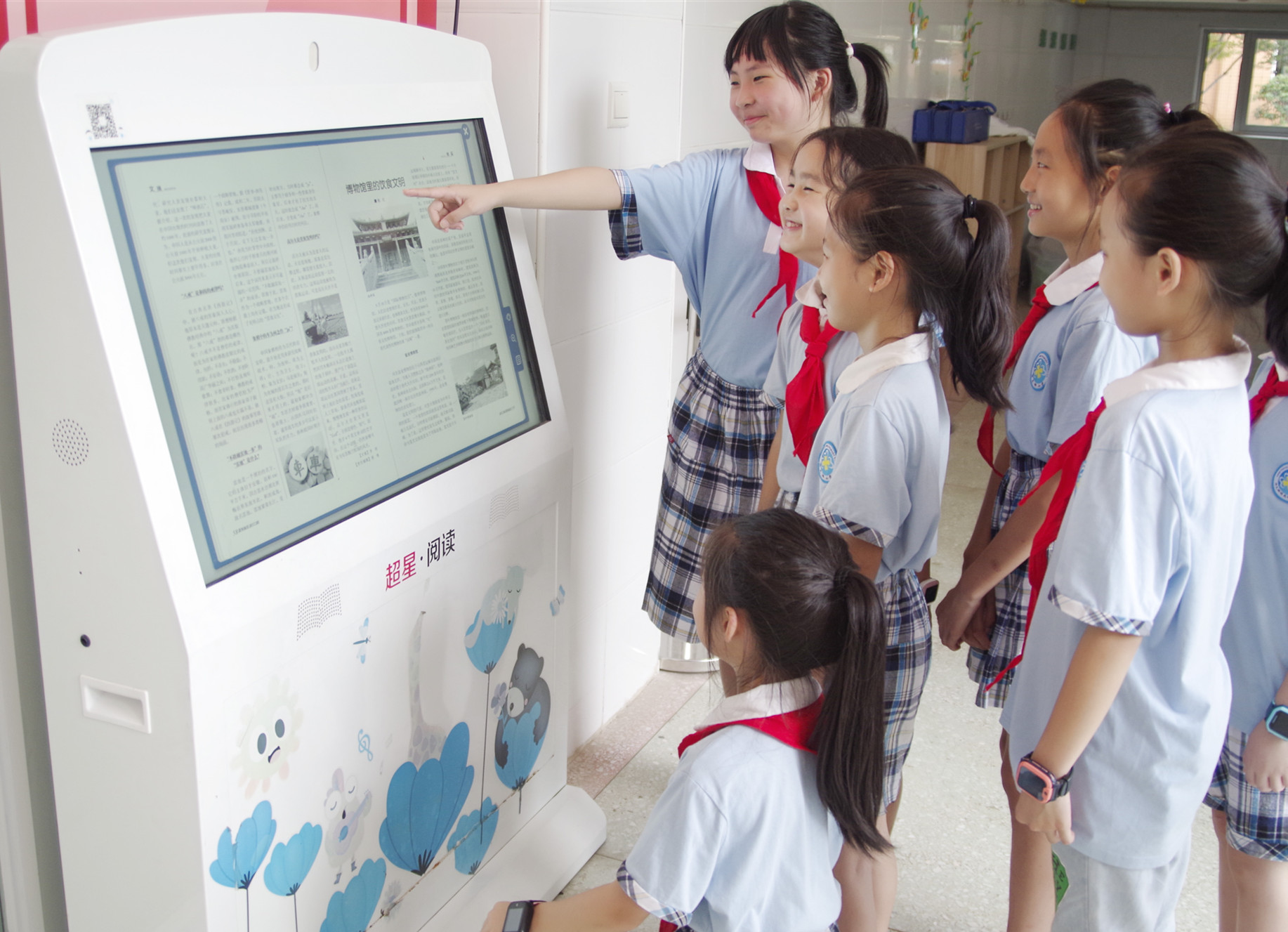 仰天湖桂花坪小学学生通过点读机学习食品安全知识。