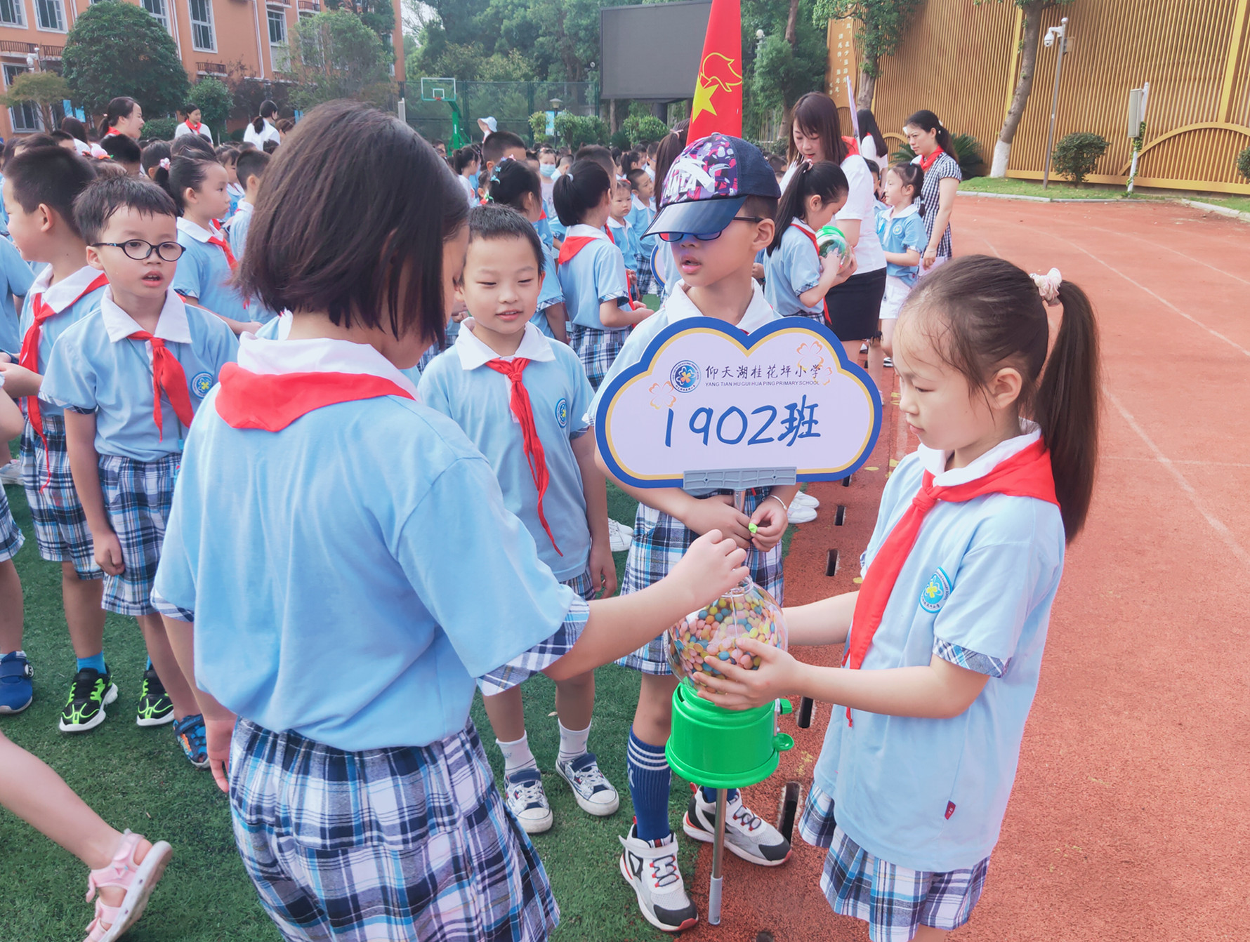 孩子们将自己要养成的好习惯写下来，投入“好习惯孵化器”中。