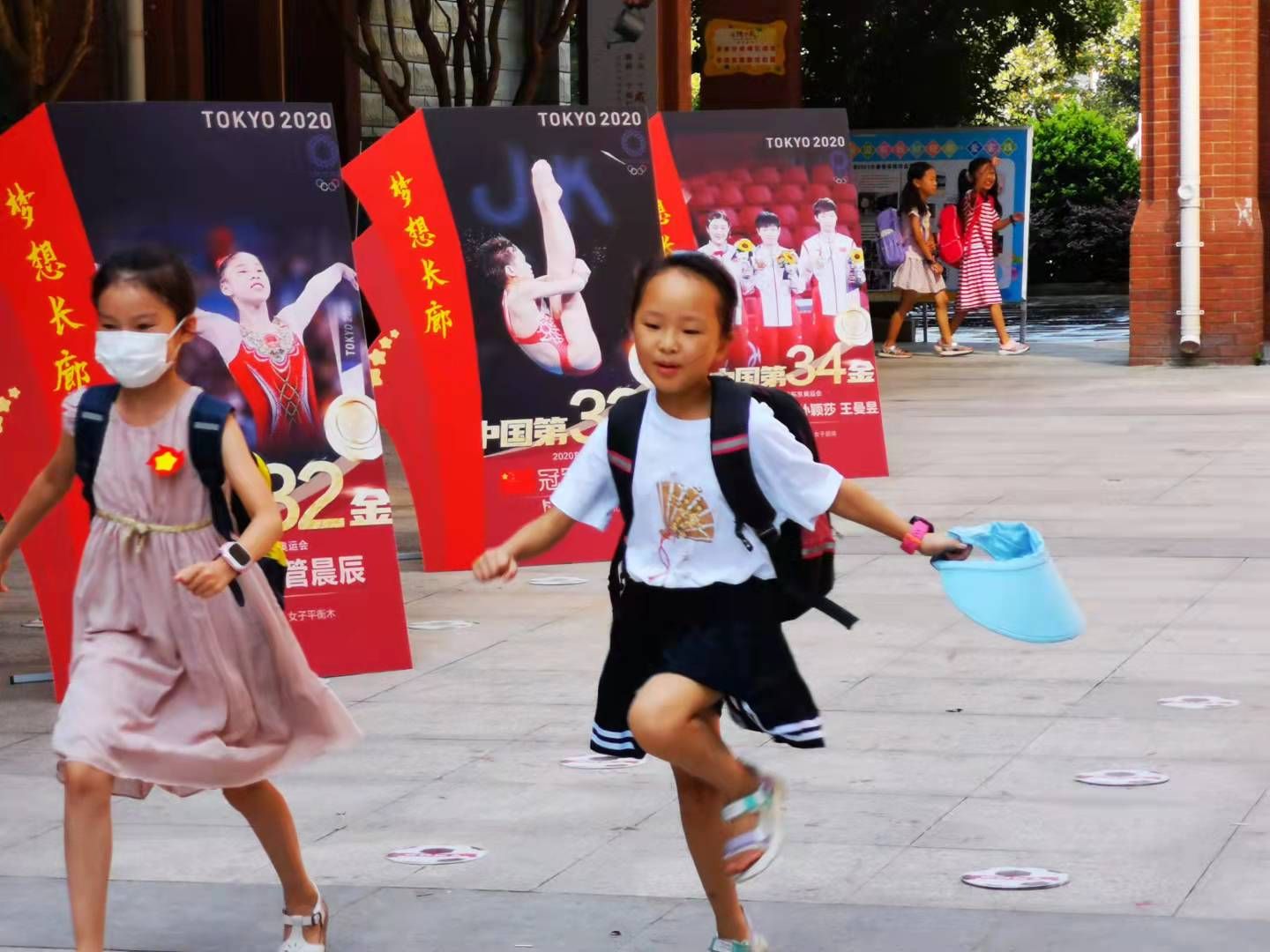 孩子们穿梭于“梦想长廊”，寻找“偶像”。