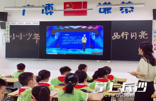 李婧利用云教学给湘府英才学生上交通课