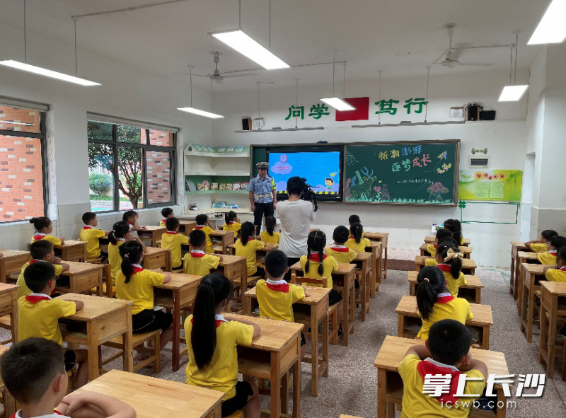 徐健制作交通安全课件给天心实验小学的学生上课