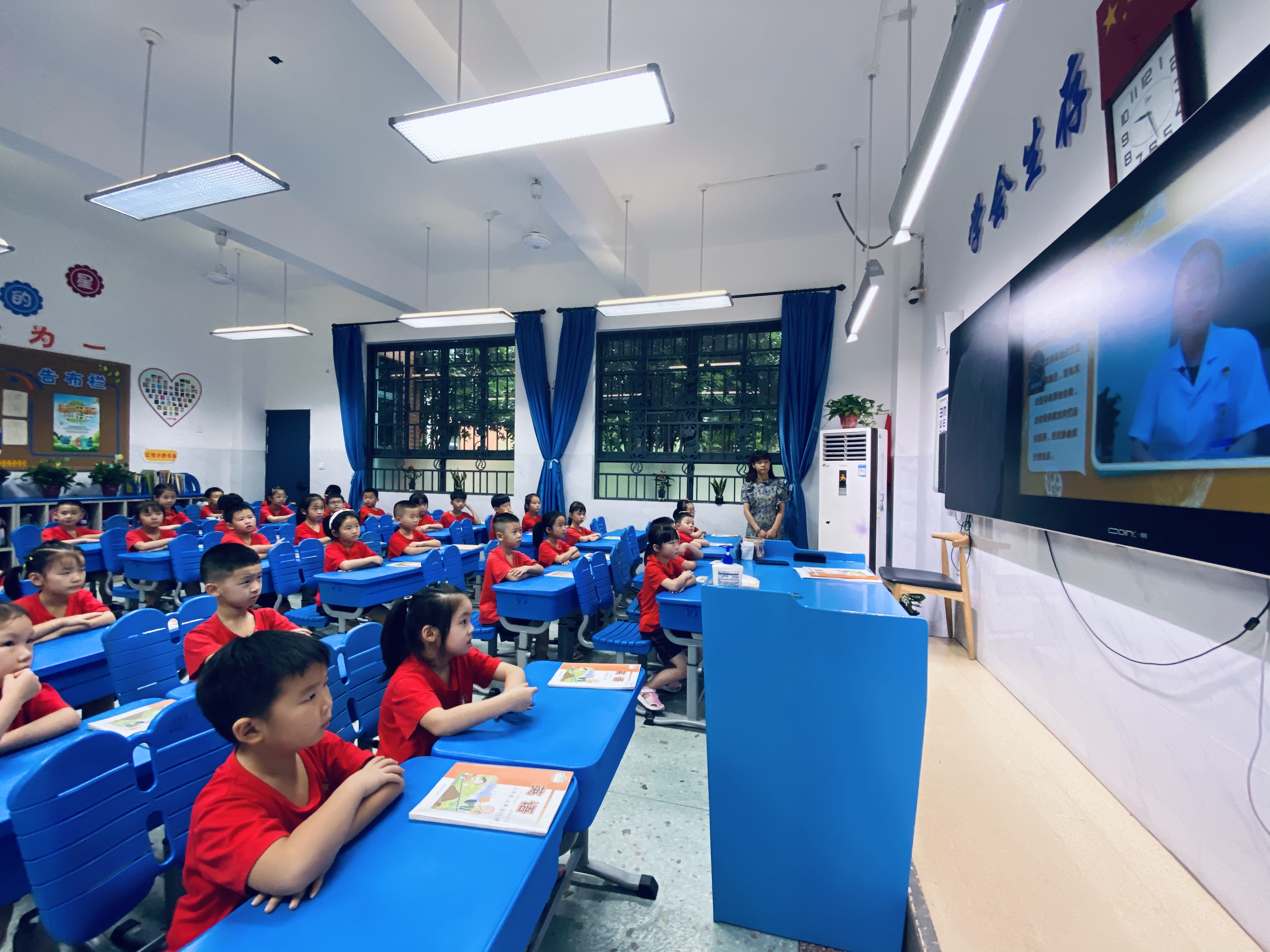 今天“大手牵小手，守护舌尖安全”开学第一课食品安全课视频，“走进”长沙各中小学校的教室。长沙晚报全媒体记者  周辉霞 摄