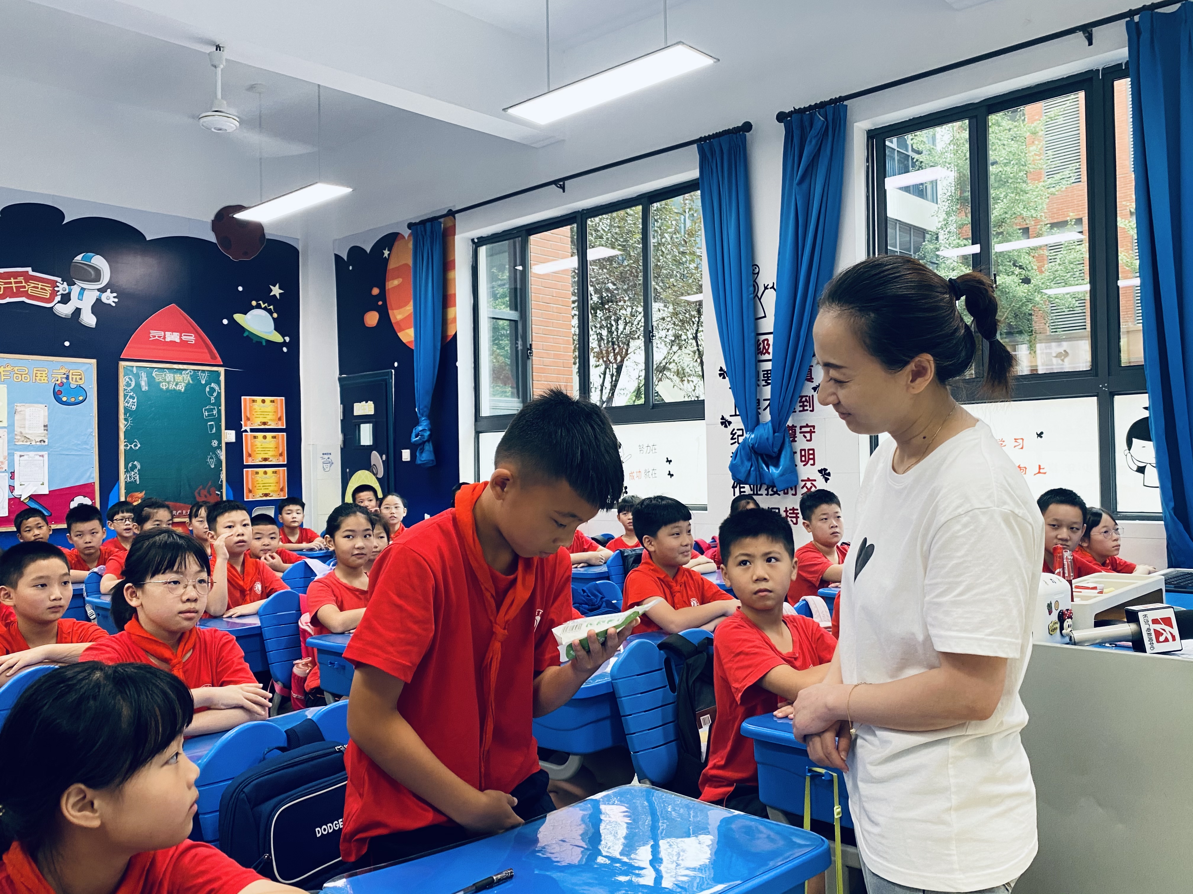 麓山国际实验小学的孩子在学习识别食品包装上的标识。  长沙晚报全媒体记者  周辉霞 摄